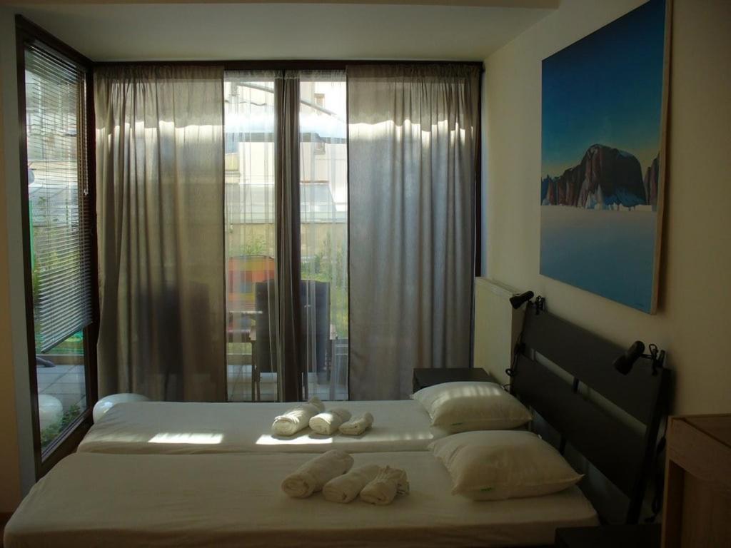 Garden Apartment With Garage In Central Прага Екстериор снимка