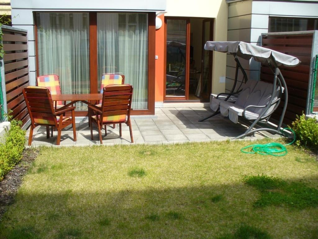 Garden Apartment With Garage In Central Прага Екстериор снимка