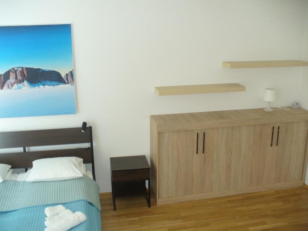 Garden Apartment With Garage In Central Прага Екстериор снимка