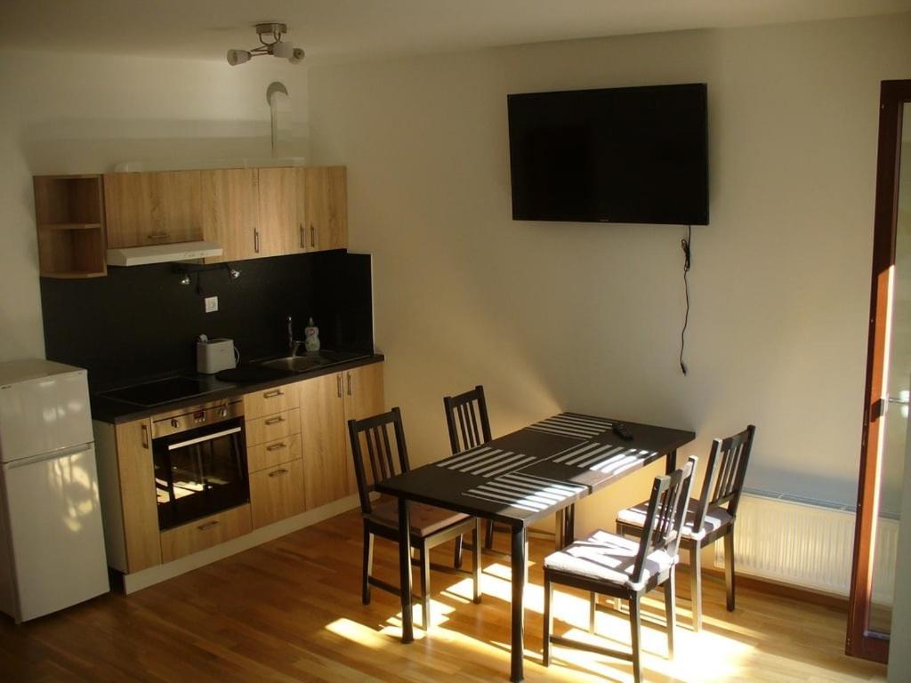 Garden Apartment With Garage In Central Прага Екстериор снимка