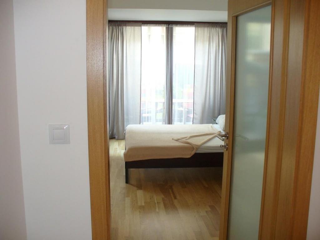 Garden Apartment With Garage In Central Прага Екстериор снимка