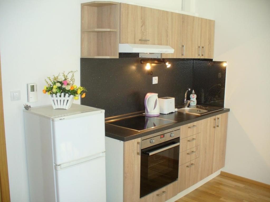 Garden Apartment With Garage In Central Прага Екстериор снимка