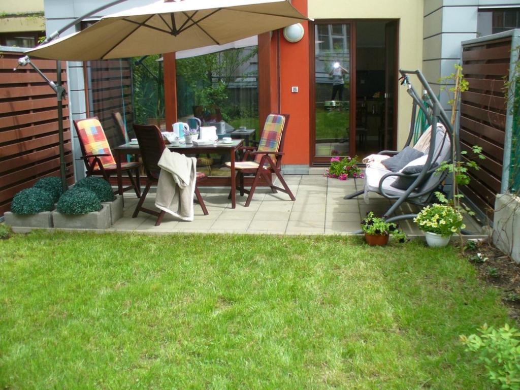 Garden Apartment With Garage In Central Прага Екстериор снимка