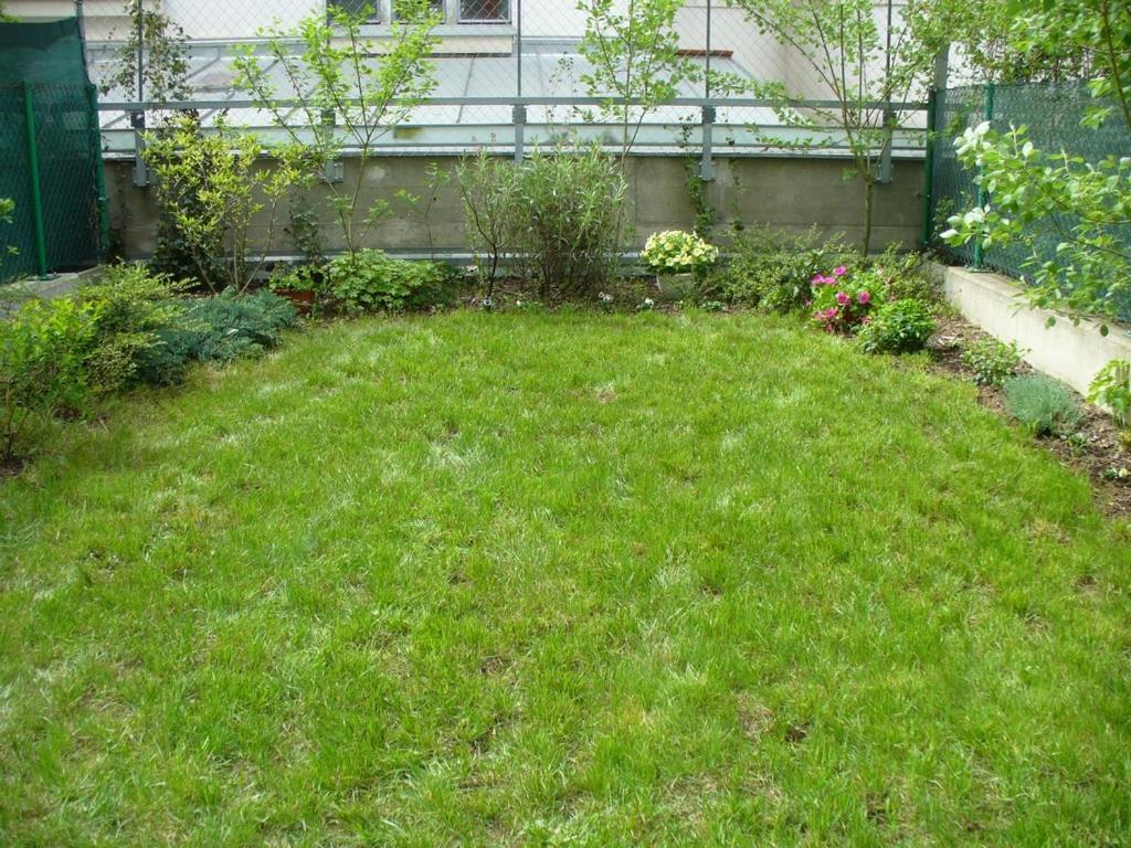 Garden Apartment With Garage In Central Прага Екстериор снимка