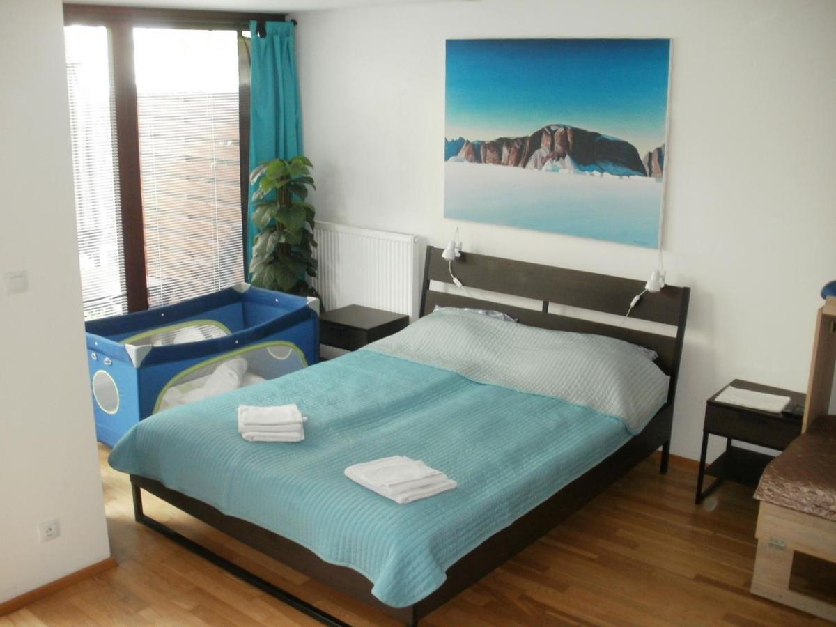 Garden Apartment With Garage In Central Прага Екстериор снимка